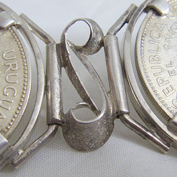 (b1182)Pulsera de plata con monedas Uruguayas.
